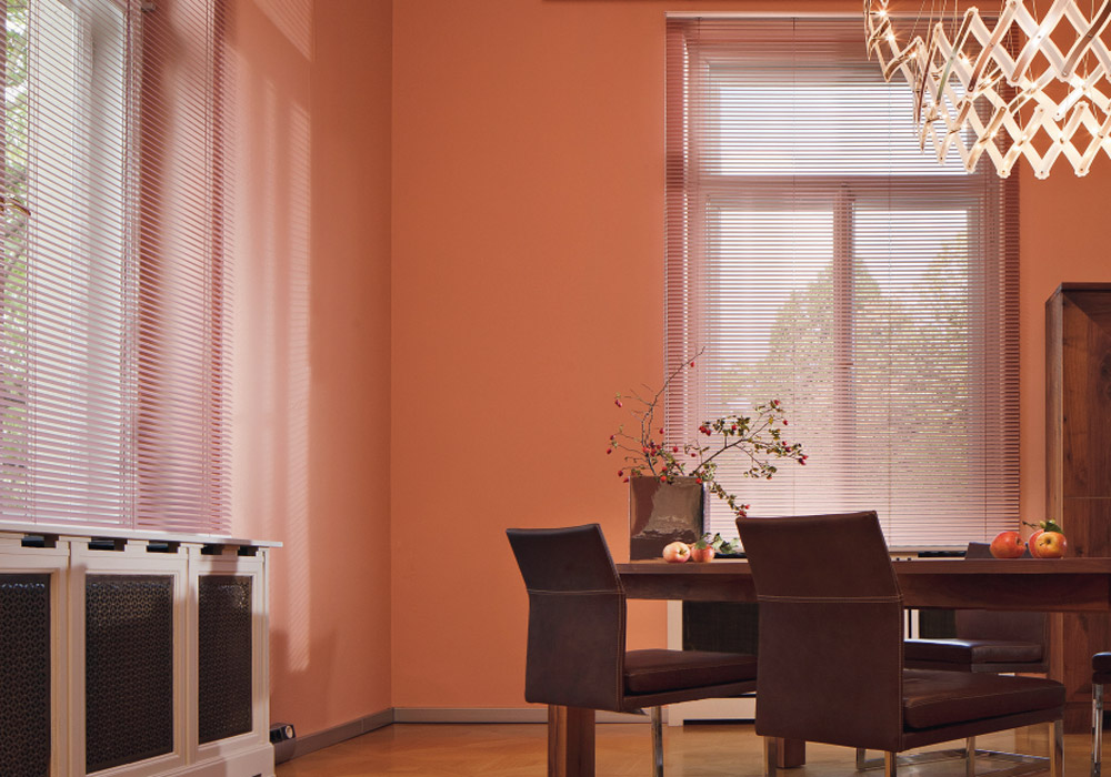 Wohn-Essbereich in stilvollem, aprikot-farbenen Ambiente bei der Elmar Schmid GmbH