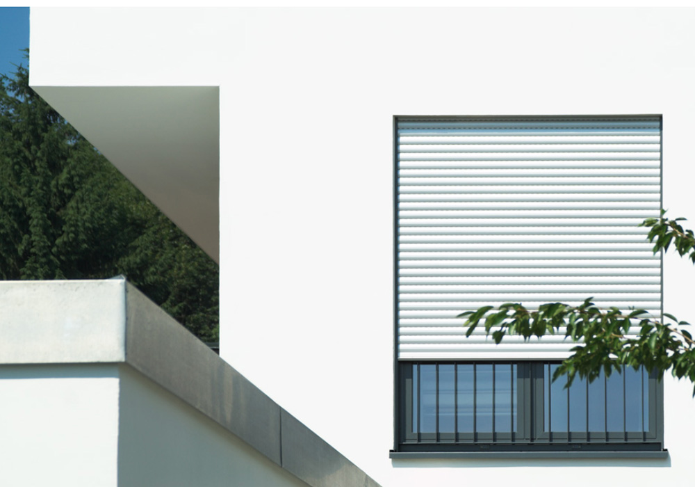 Fenster mit halb heruntergelassenen Rollladen bei der Elmar Schmid GmbH