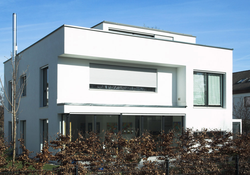 modernes, sehr großes, weißes Einfamilienhaus bei der Elmar Schmid GmbH