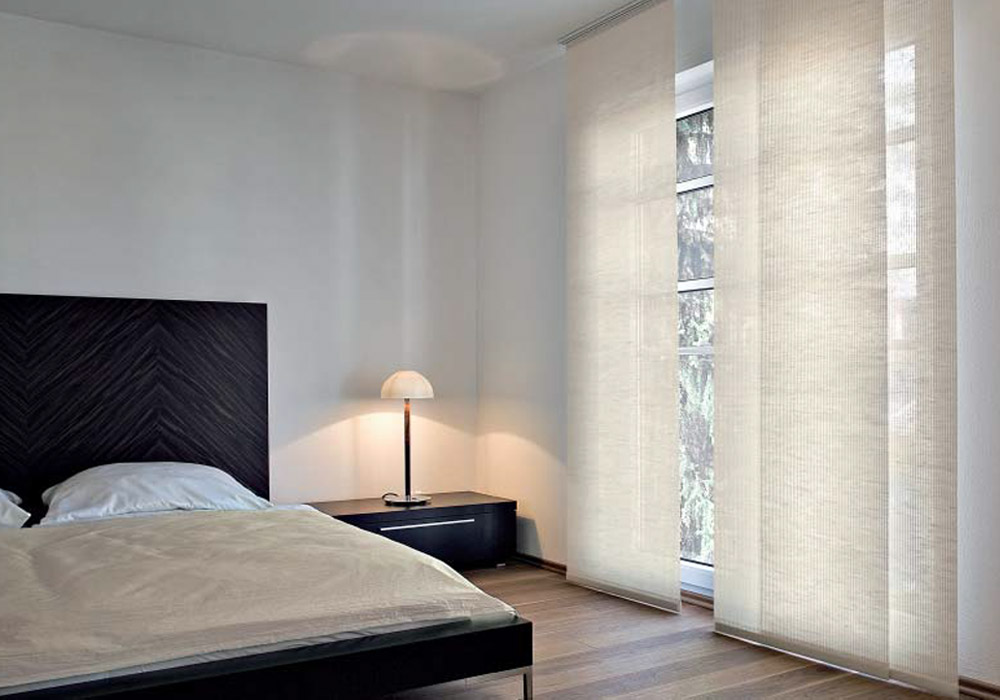 Minimalistisches Schlafzimmer mit hellen Flächenvorhängen
