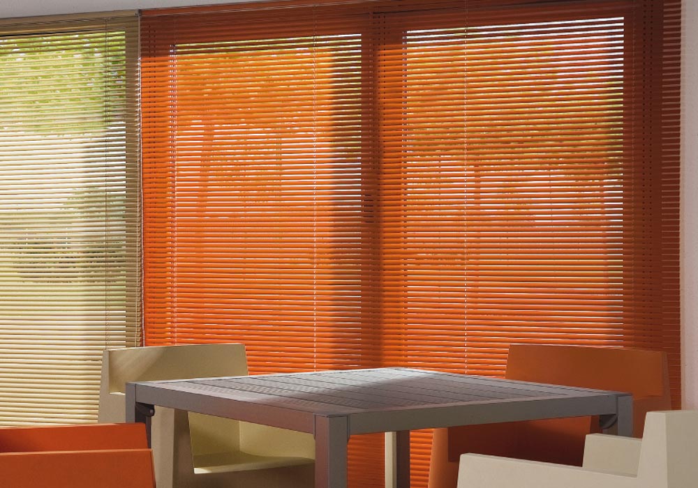 moderner Essbereich mit orangenen, heruntergelassenen Jalousien