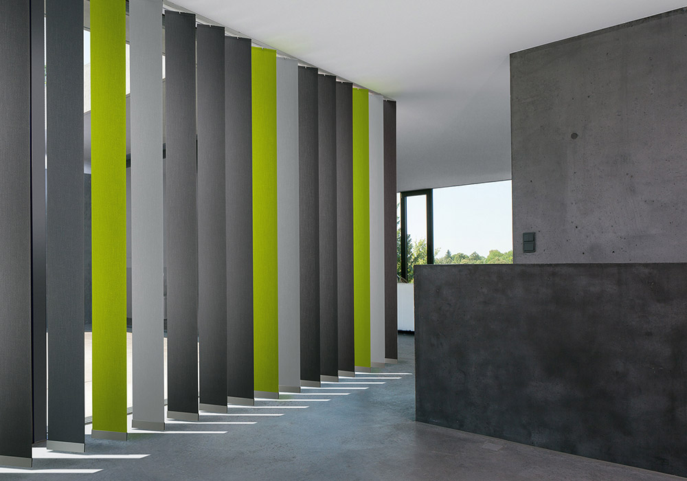 Drei farbige Vertikal-jalousie in moderner Architektur